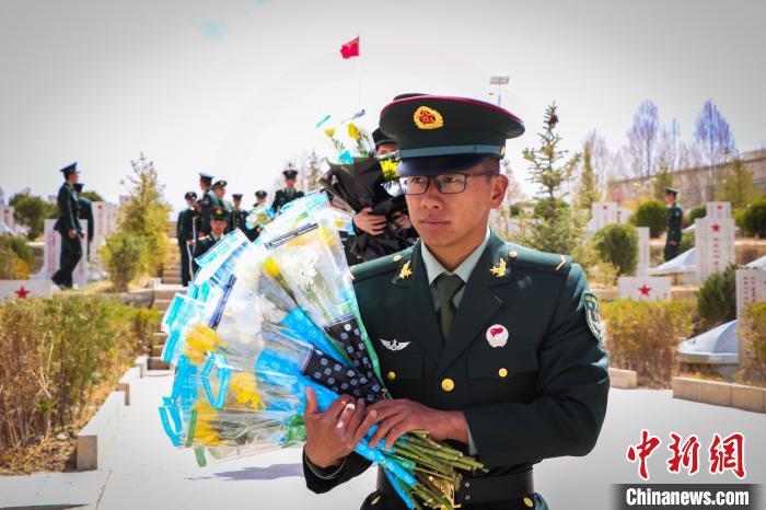 圖為西藏軍區(qū)某旅駐日喀則任務分隊官兵們在烈士陵園獻花。　姚佳 攝