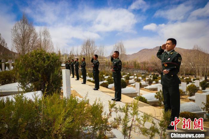 圖為西藏軍區(qū)某旅駐日喀則任務分隊全體官兵向烈士致敬?！√萍?攝