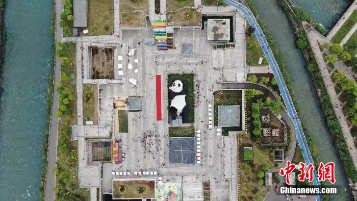 重130噸！“自拍大熊貓”雕塑亮相四川都江堰