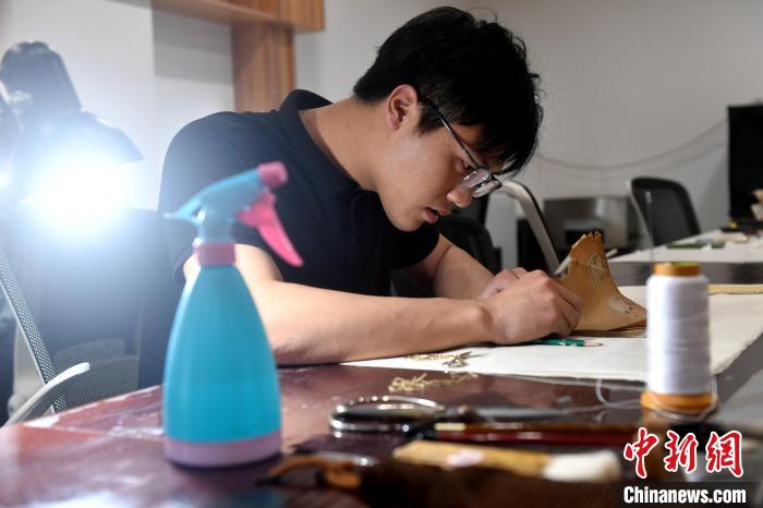 “90后”文物修復(fù)師瞿超正低頭手工修復(fù)民國(guó)時(shí)期影印的古籍《春秋繁露》?！蚊?攝