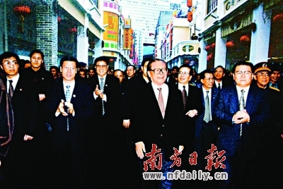 2000年2月，江澤民在深圳羅湖區(qū)東門商業(yè)步行街考察?！≠Y料圖片.jpg