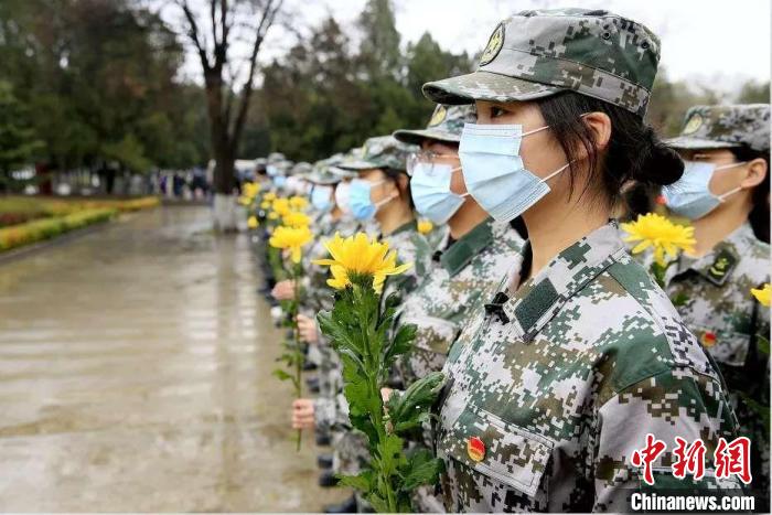 2021年4月3日，武警女兵在蘭州烈士陵園祭奠烈士?！「拭C省退役軍人事務(wù)廳供圖 攝