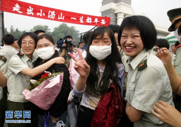 2003年6月20日，小湯山醫(yī)院的最后一批非典治愈者出院時與醫(yī)務(wù)人員深情告別。新華社記者王建民攝.jpg