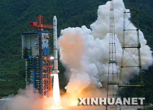 10月24日18時05分，搭載著我國首顆探月衛(wèi)星嫦娥一號的長征三號甲運(yùn)載火箭在西昌衛(wèi)星發(fā)射中心三號塔架點(diǎn)火發(fā)射。新華社記者李剛攝.jpg