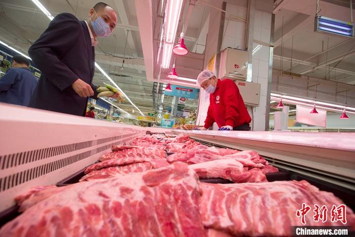 資料圖：消費(fèi)者選購(gòu)豬肉。<a target='_blank' href='http://www.chinanews.com/'>中新社</a>記者 張?jiān)?攝