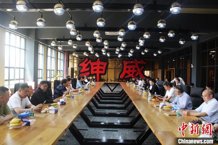 圖為在廣東紳威游艇有限公司召開座談會?！×珠派?攝