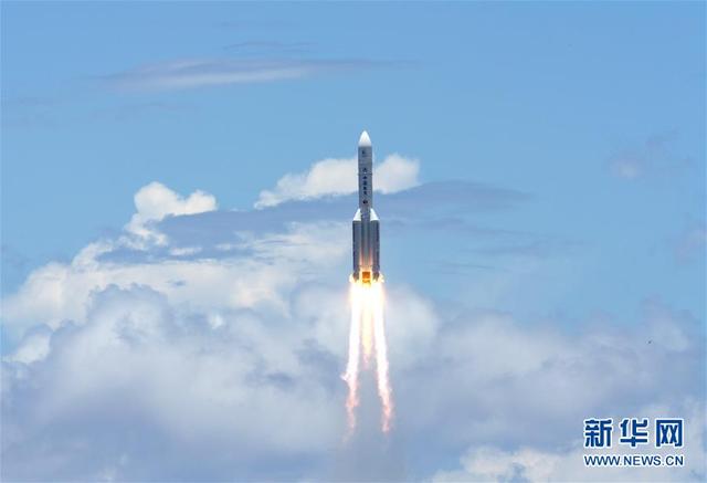 2020年7月23日12時41分，我國在海南島東北海岸中國文昌航天發(fā)射場，用長征五號遙四運載火箭將我國首次火星探測任務“天問一號”探測器發(fā)射升空，飛行2000多秒后，成功將探測器送入預定軌道，開啟火星探測之旅，邁出了我國自主開展行星探測的第一步。 新華社記者 才揚 攝.jpeg