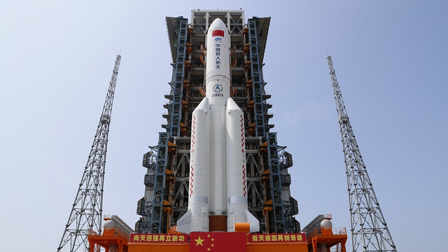 4月23日，中國空間站天和核心艙與長征五號B遙二運載火箭組合體已轉運至發(fā)射區(qū)。（郭文彬 攝）.png