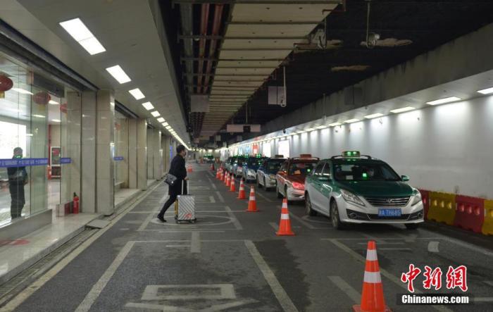 資料圖：一名乘客準(zhǔn)備乘坐出租車。<a target='_blank' href='http://www.chinanews.com/'>中新社</a>記者 商澤陽 攝