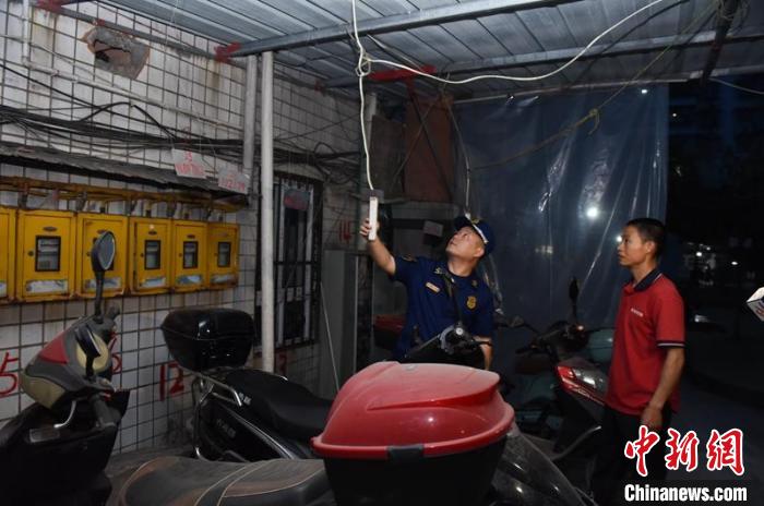 某小區(qū)電瓶車停放充電區(qū)域緊靠燃?xì)夤艿??！?nèi)江消防供圖