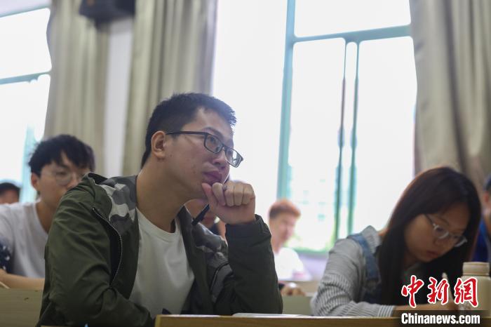 今年23歲的劉鑫是南昌航空大學(xué)飛行器工程學(xué)院的一名大三學(xué)生?！⒘?攝