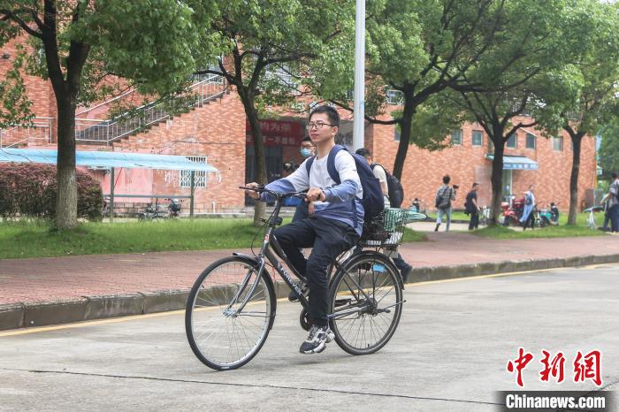 5月18日，劉鑫下課后騎車前往工作室?！⒘?攝