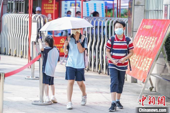 廣西南寧學(xué)生放學(xué)后離開校園。(資料圖) 陳冠言 攝