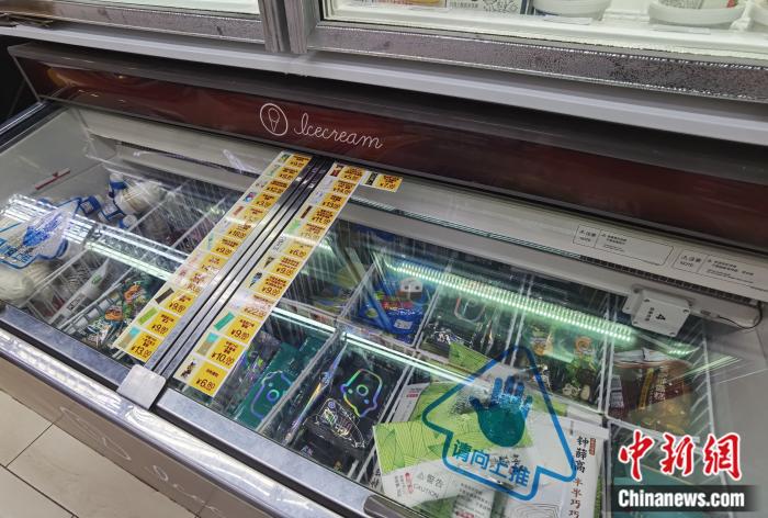 便利店里鮮少見5元以下雪糕，最貴單只可達22元。 <a target='_blank' href='http://www.chinanews.com/' >中新網(wǎng)</a> 左宇坤 攝