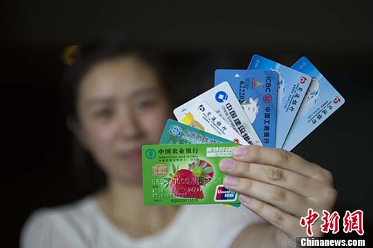 資料圖：警方查獲的銀行卡。河北省寧晉縣公安局供圖
