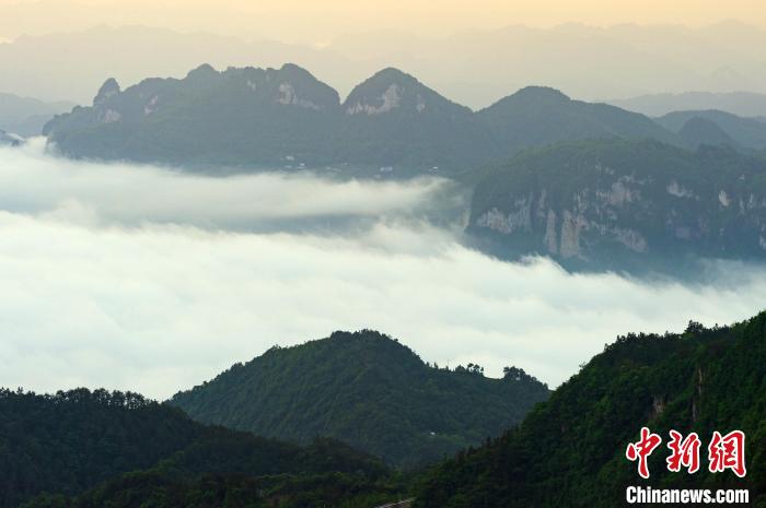 云霧飄渺的三峽庫區(qū)猶如仙境?！±子?攝