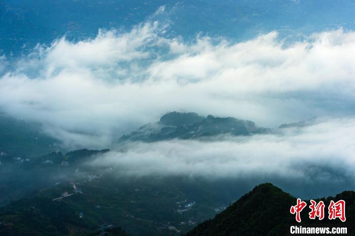 三峽庫區(qū)雨后云霧升騰?！±子?攝