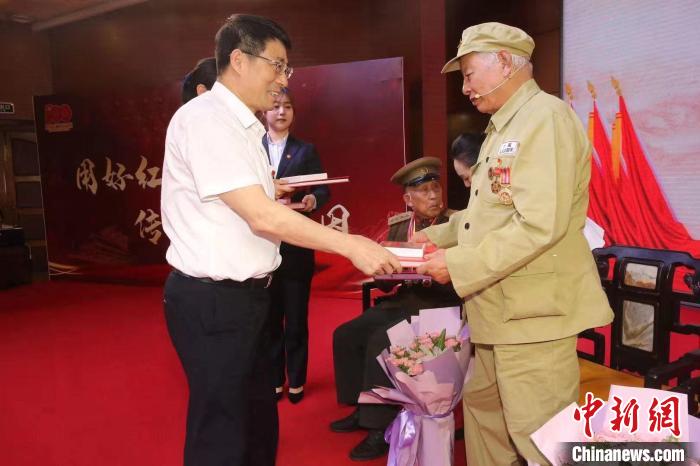 山東省暨濟南市“紅色基因在傳承—聽老兵講述英雄故事”活動6月5日在山東省圖書館舉行?！⊥跽?攝