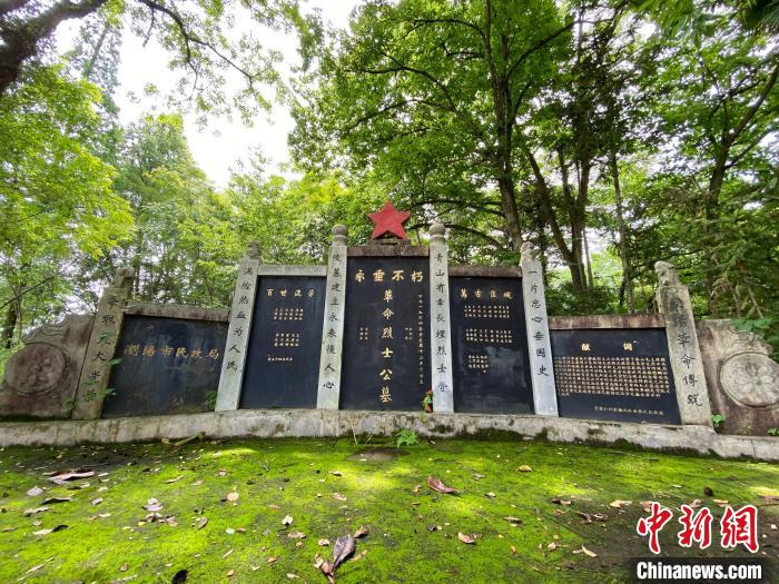官渡鎮(zhèn)革命烈士公墓?！⊥蹶魂?攝