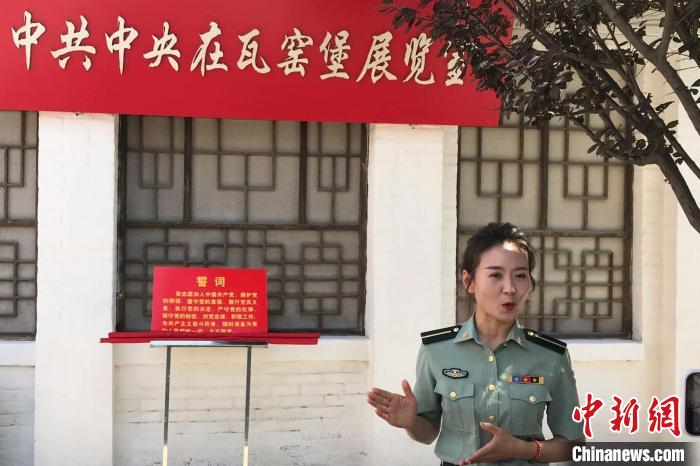 圖為魏娟正在講解瓦窯堡革命歷史?！∶疯O瀧 攝