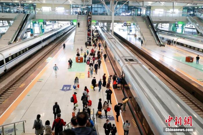 資料圖：旅客在武漢火車站站臺準(zhǔn)備乘坐高鐵列車。 圖片來源：視覺中國