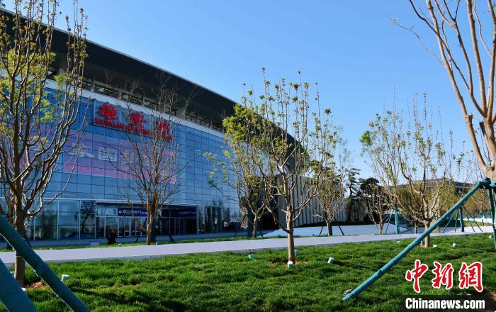 京雄城際鐵路雄安站配套工程———新月公園正式建成并開園迎客?！≈需F十二局集團(tuán)供圖