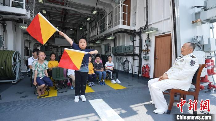 張華臣將軍在艦船上教孩子們學(xué)習(xí)旗語?！⊥鯐孕?攝