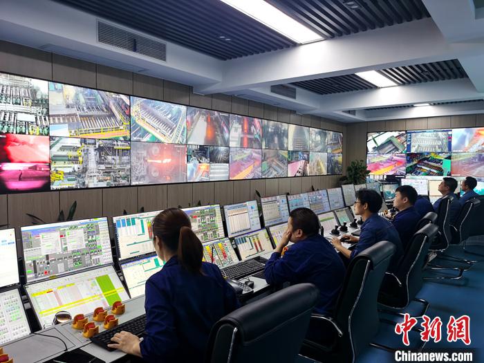 華菱湘鋼五米寬厚板廠智慧中心里的工人。<a target='_blank' href='http://www.chinanews.com/' >中新網(wǎng)</a>記者 李金磊 攝