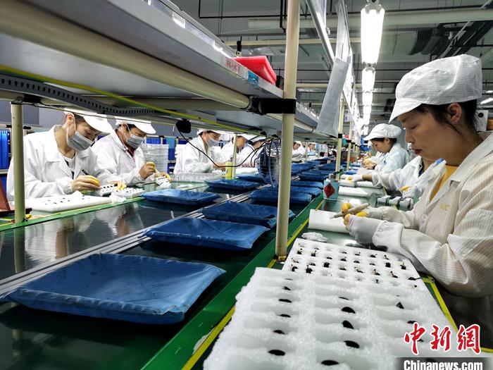 資料圖：正在生產(chǎn)耳機的工人。<a target='_blank' href='http://www.chinanews.com/' >中新網(wǎng)</a>記者 李金磊 攝