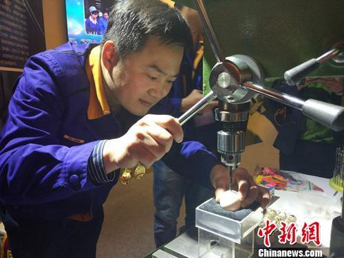 大國工匠張新停表演電鉆鉆雞蛋絕活。<a target='_blank' href='http://www.chinanews.com/' >中新網(wǎng)</a>記者 李金磊 攝 