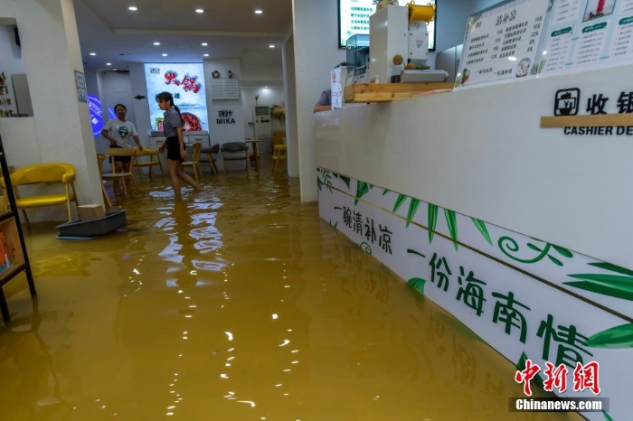 受南海熱帶低壓影響 ?？谟┯晔袇^(qū)多路段積水