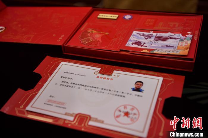電子科大錄取通知書設(shè)計(jì)成了芯片樣式?！埨?攝