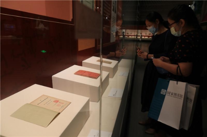觀眾正在參觀展覽。國家圖書館供圖