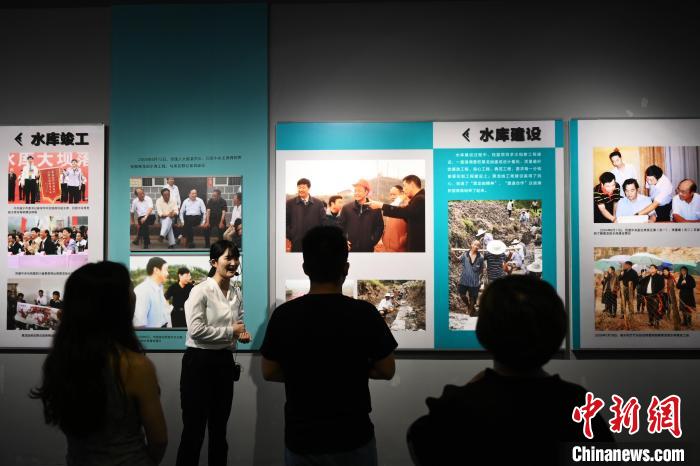 6月24日，四川遂寧，盟遂合作陳列館工作人員向媒體記者介紹黑龍凼水庫建設(shè)的歷史。　張興龍 攝