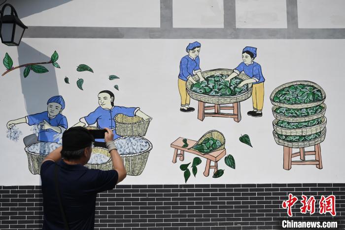 6月23日，媒體記者在四川武勝縣蠶?，F(xiàn)代農(nóng)業(yè)園區(qū)參觀一處墻繪?！埮d龍 攝