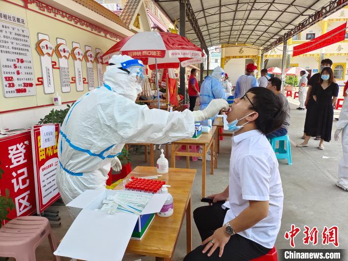 圖為7月10日，瑞麗市卯相社區(qū)居民進行核酸檢測?！№n帥南 攝