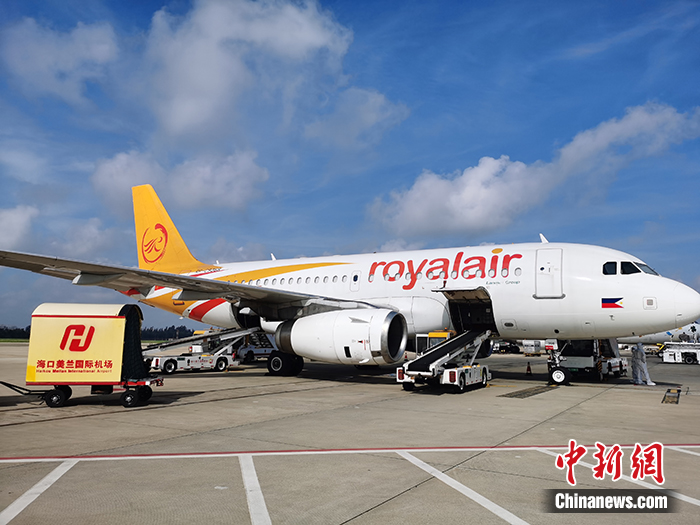 圖為執(zhí)飛該航線的空客A319飛機在美蘭機場等待裝載貨物。 <a target='_blank' href='http://www.chinanews.com/'>中新社</a>發(fā) ?？诿捞m國際機場 供圖
