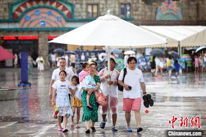 大傘底下好躲雨?！°蟛?攝