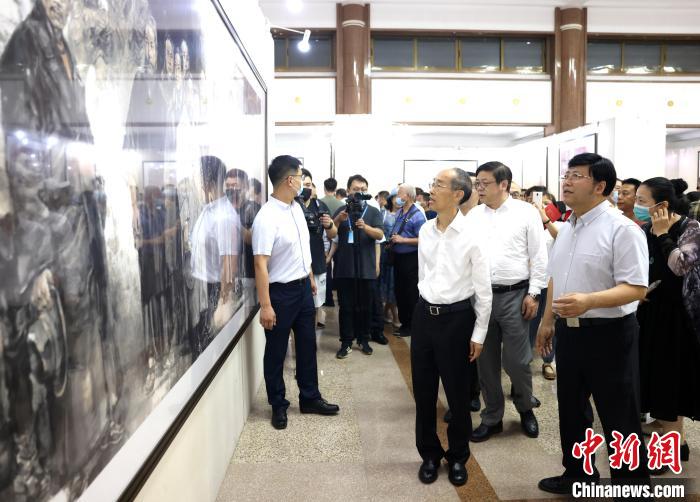 全國人大常委會副委員長、民革中央主席萬鄂湘等出席開幕式人士參觀展覽作品。　民革中央供圖