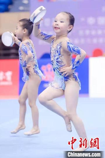 孩子們炫酷的體操表演收獲了不少叫好聲?！●R世軒 攝