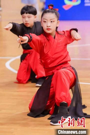 基礎(chǔ)的體操練習(xí)就是伸、轉(zhuǎn)、跳、跑、蹲等最符合生活形態(tài)的自然動(dòng)作?！〗妖?攝