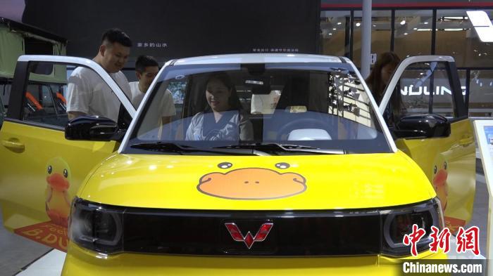 自帶“網(wǎng)紅”標簽的車型深受年輕人喜愛。　呂盛楠 攝