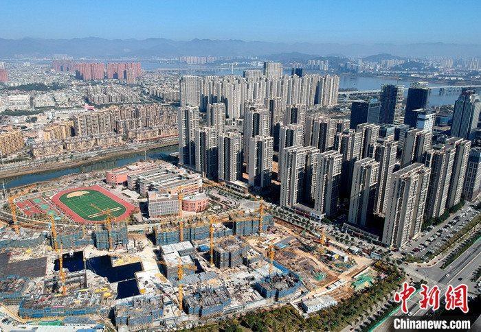 資料圖為航拍福州市閩江畔一處新建住宅。 <a target='_blank' href='http://www.chinanews.com/'>中新社</a>記者 呂明 攝