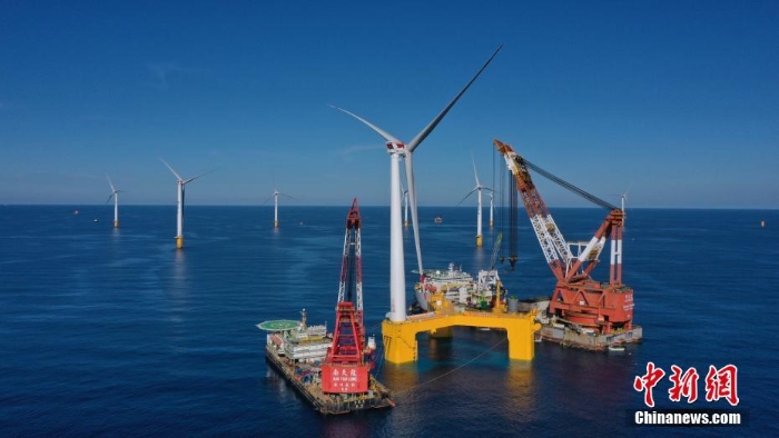 全球首臺抗臺風型漂浮式海上風電機組在陽江安裝成功