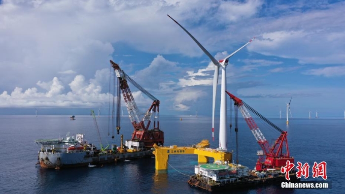全球首臺抗臺風型漂浮式海上風電機組在陽江安裝成功