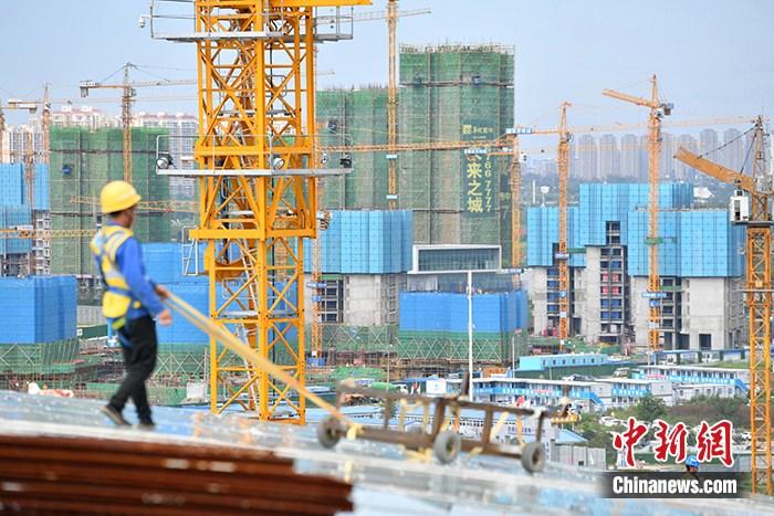資料圖：成都一在建樓盤工地工人正在忙碌。
<a target='_blank' href='http://www.chinanews.com/'>中新社</a>記者 張浪 攝