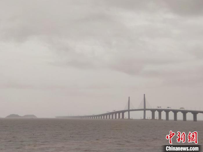 港珠澳大橋橋梁航道已經(jīng)實施臨時水上交通管制?！≈爝h智 攝