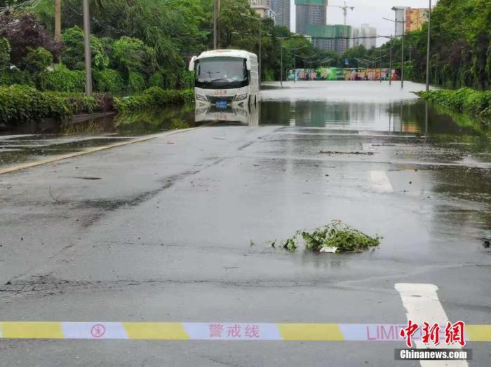 7月21日，河南，鄭州暴雨第二日，經(jīng)過一夜的搶險救援積水路段的積水明顯下降，但街頭仍有多處積水嚴重。圖為洪水消退后的鄭州街頭。<a target='_blank' href='http://www.chinanews.com/'>中新社</a>記者 李貴剛 攝