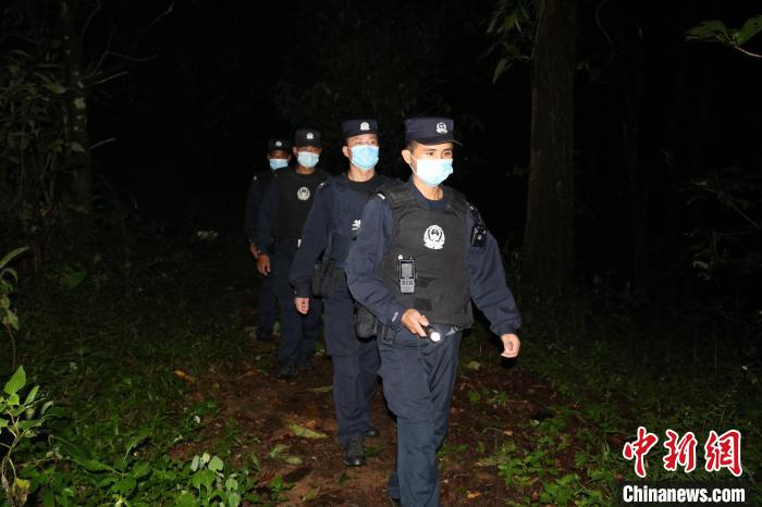 圖為民警在邊境一線開展夜間巡邏?！∑斩吘彻芾碇ш牴﹫D