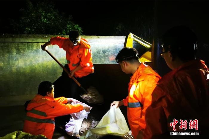 圖為鄭州高鐵基礎(chǔ)設(shè)施段職工在對信號中繼站進(jìn)行防洪加固。 高國橋 攝